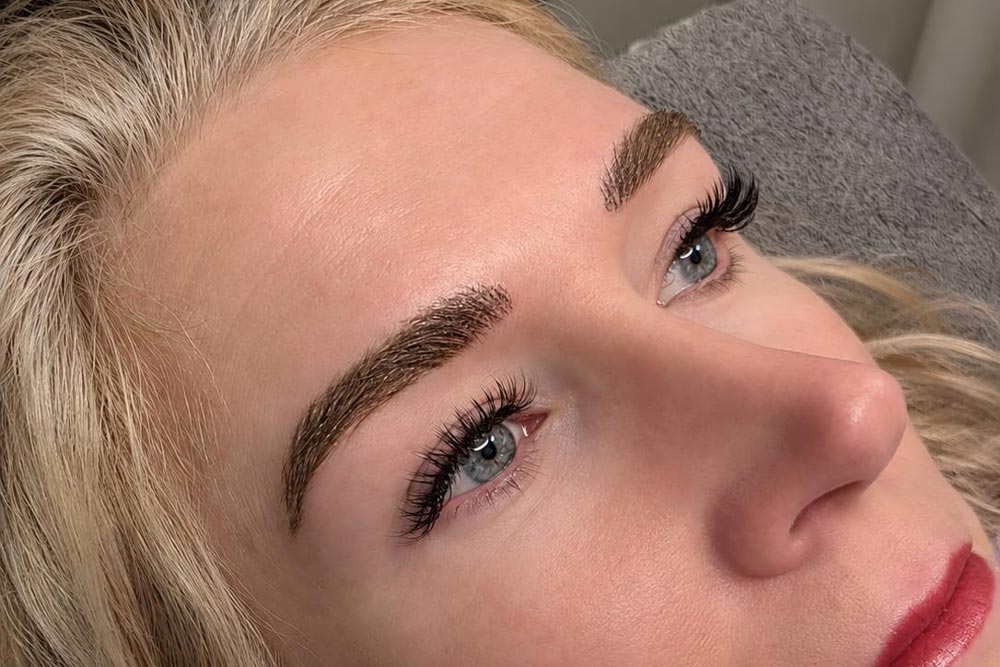 Närbild på kundens ögonbryn efter kosmetisk tatuering med ett fint, väldefinierat och mer detaljerat resultat